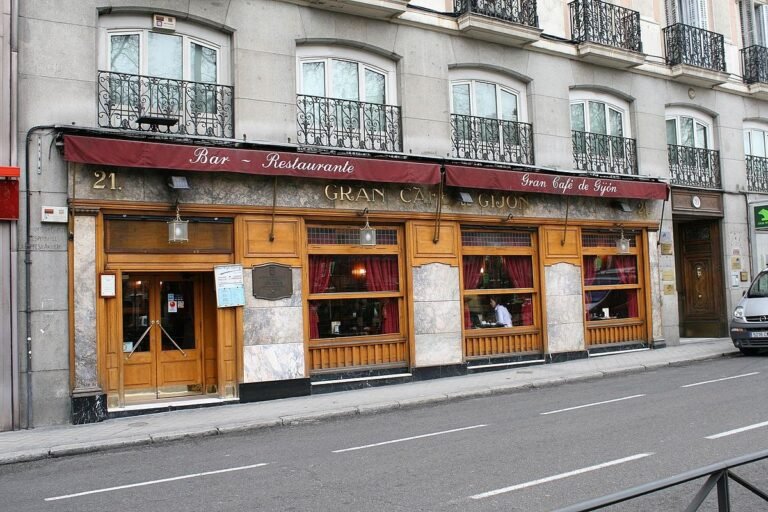 EL CAFÉ GIJÓN, UNO DE LOS POCOS CAFÉS DE TERTULIA QUE SIGUE SOBREVIVIENDO EN MADRID