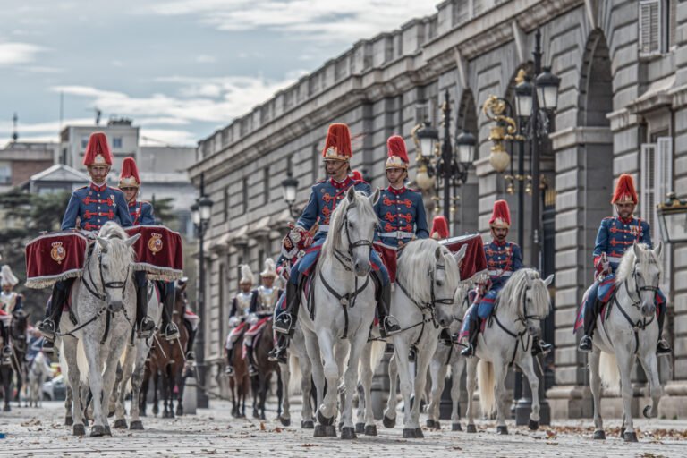 EL CAMBIO DE GUARDIA DEL PALACIO REAL, UN COLORIDO ESPECTÁCULO TOTALMENTE GRATUITO