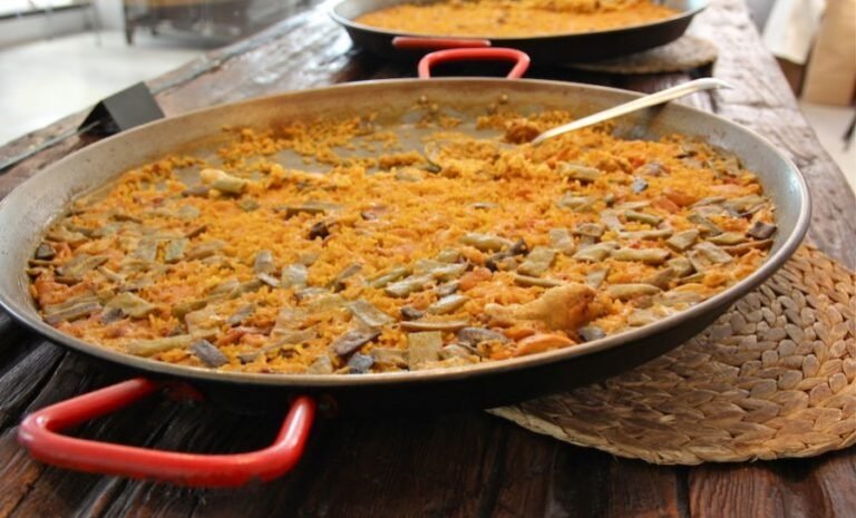 ¿QUE NO SE PUEDE IR A LA PLAYA A COMER UNA PAELLA? EN MADRID PUEDES COMER UNA RICA PAELLA, HECHA POR VALENCIANOS