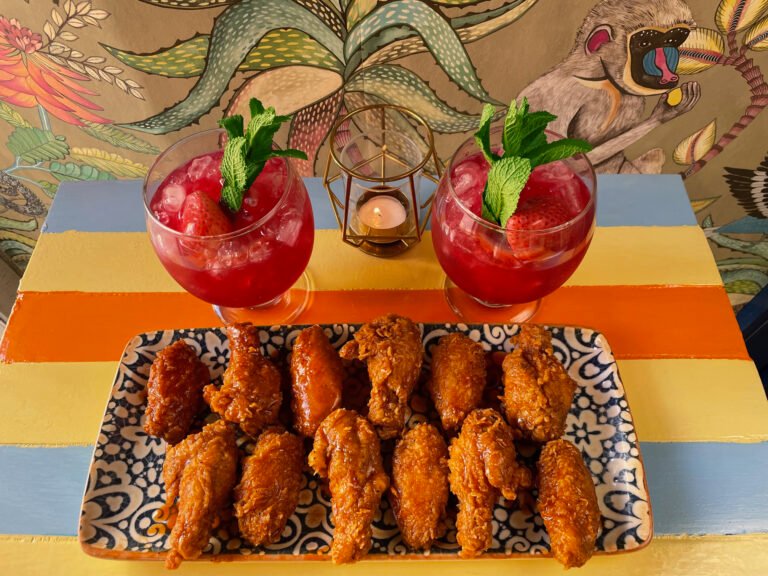 Comer auténtico pollo frito sureño en un ambiente de club de jazz