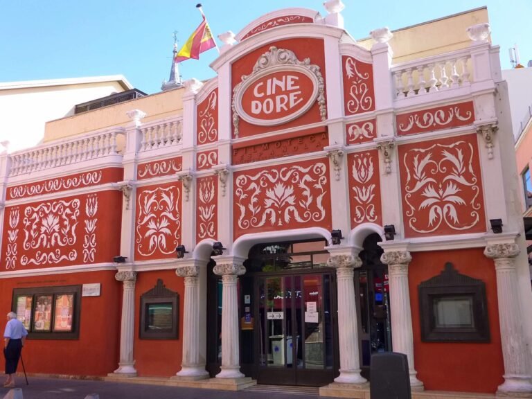 El Cine Doré reabre su sala de verano tras siete años cerrada