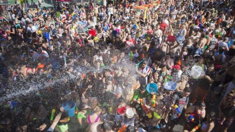 La Batalla Naval de Vallekas 2023: Una explosión de alegría y tradición en las fiestas del Carmen