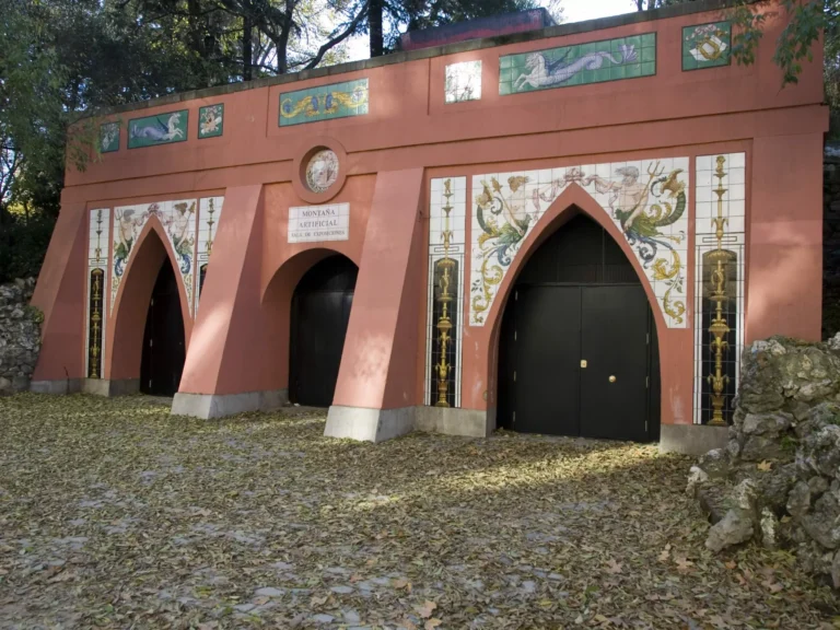 Tesoros históricos renacen: El Parque del Retiro reabre la Montaña de los Gatos después de 20 años