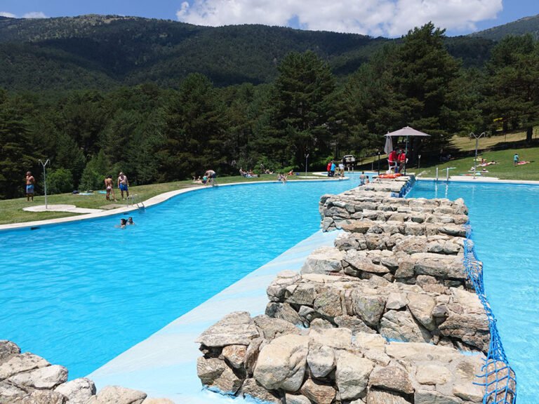 Disfruta de un refrescante paraíso natural en las piscinas de Las Berceas