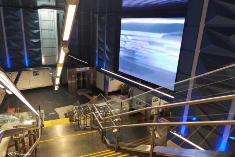 Metro de Madrid se Renueva con Publicidad Futurista en Navidad