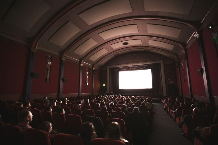 Sala de cine con butacas rojas