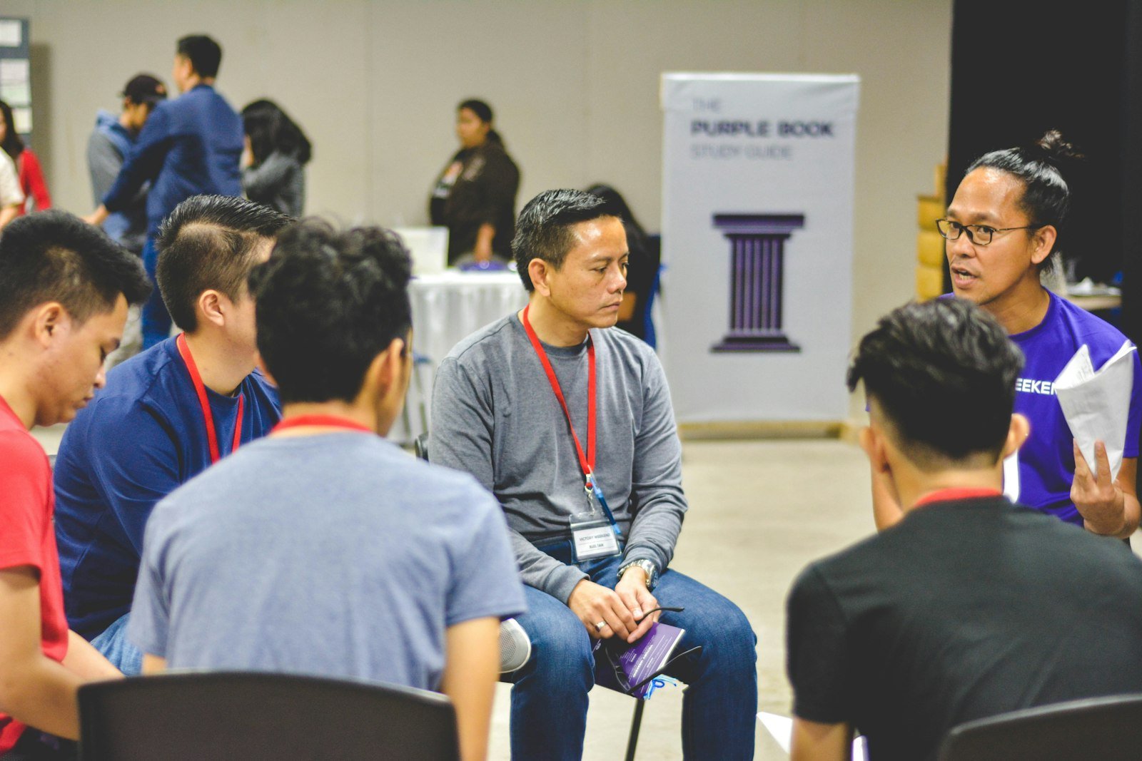 Grupo de personas conversando en círculo