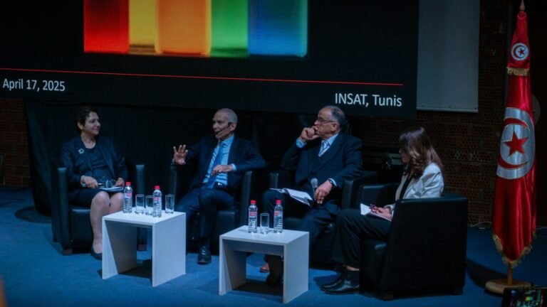 Mesa redonda de cuatro personas en un escenario