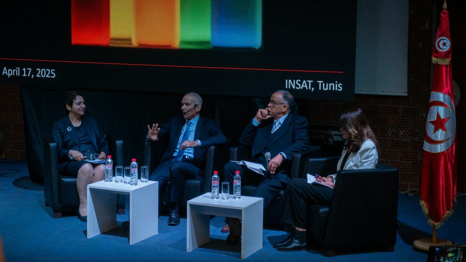 Mesa redonda de cuatro personas en un escenario